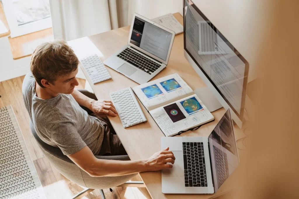 un freelance qui travaille de chez vous