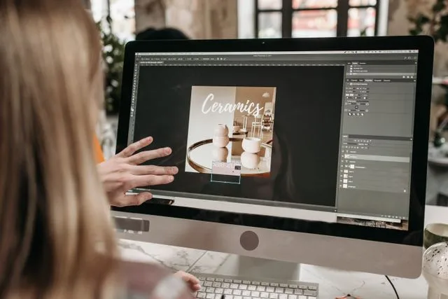 une graphiste en pleine création