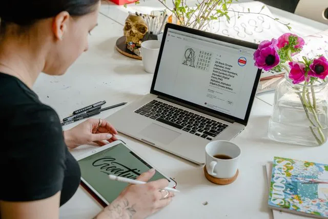 une graphiste en pleine création