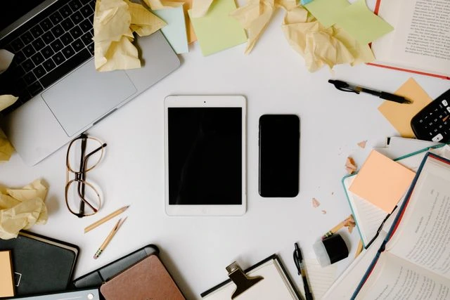 le bureau d'un freelance avec des outils pour travailler