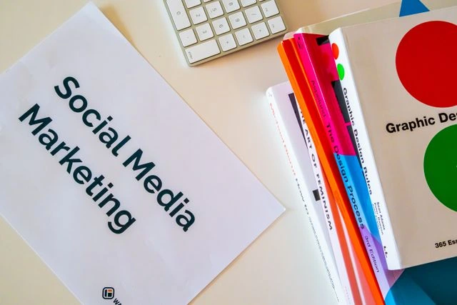 social media marketing marqué sur une feuille